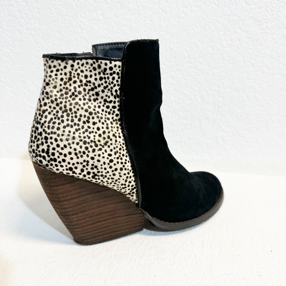 Very Volatile Suede Leather Black and animal print wedge Bootie woman's 10 - Picture 3 of 9
